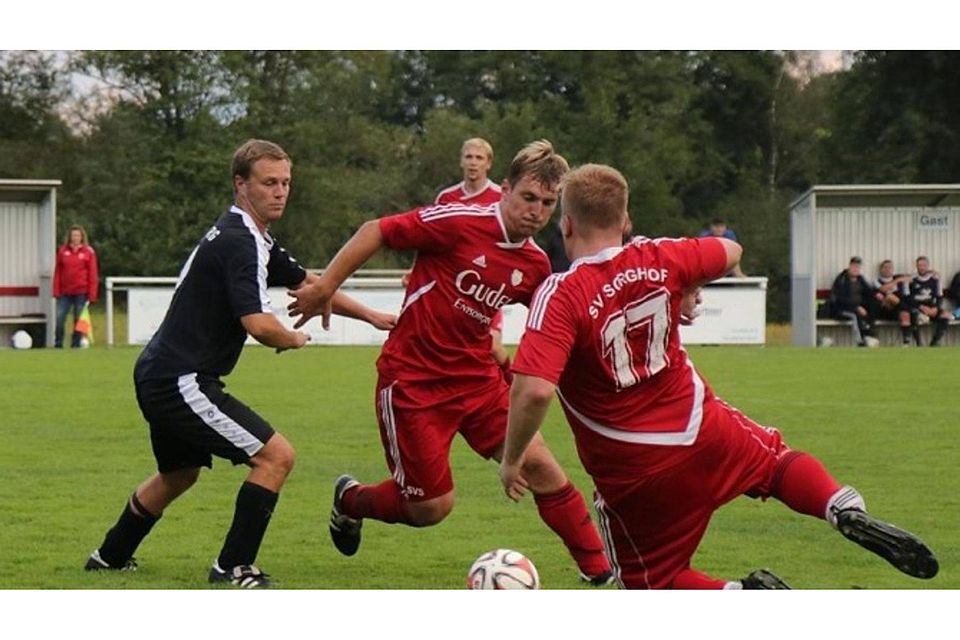 Der SV Sorghof II (rot) will mit einem Sieg den Anschluss nach vorne nicht verpassen Der SV Sorghof II (rot) will mit einem Sieg den Anschluss nach vorne nicht verpassen
