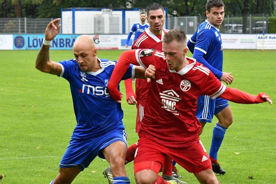 Verbissener Kampf um dem Ball zwischen dem Ismaninger Angelo Hauck und seinem Kontrahenten vom SV Donaustauf.  