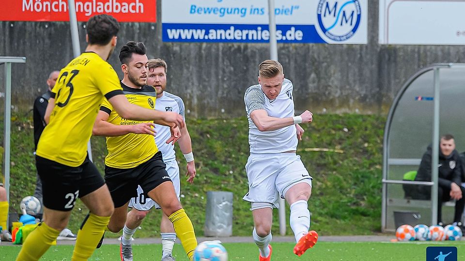 Der SC Kapellen-Erft und Victoria Mennrath spielen auch 2023/24 in der Landesliga. 