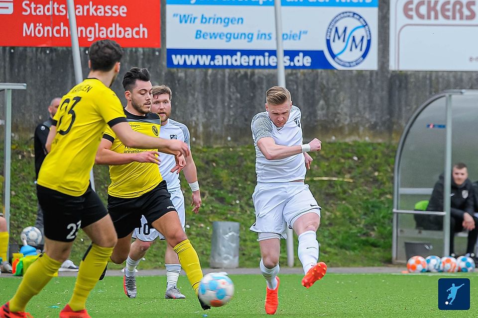 Der SC Kapellen-Erft und Victoria Mennrath spielen auch 2023/24 in der Landesliga. 
