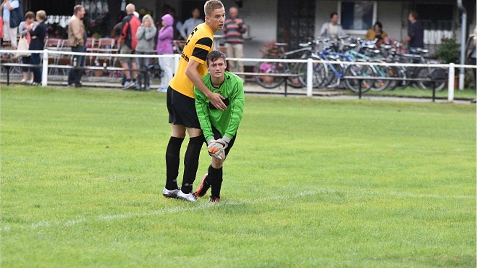 Mal wieder keine Punkte. Das sorgt für Frust bei Lagerlechfelds Verteidiger Ralf Pawollek und Torhüter Johannes Lehmann. 	Foto: Christian Kruppe