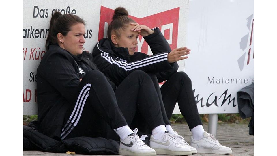 Laura Weinel (rechts) und Loreana Liebetanz sitzen nachdenklich am Spielfeldrand. Beide Fußballerinnen sind TuS Wörrstadt eng verbunden.	Foto: pakalski-press/Axel Schmitz