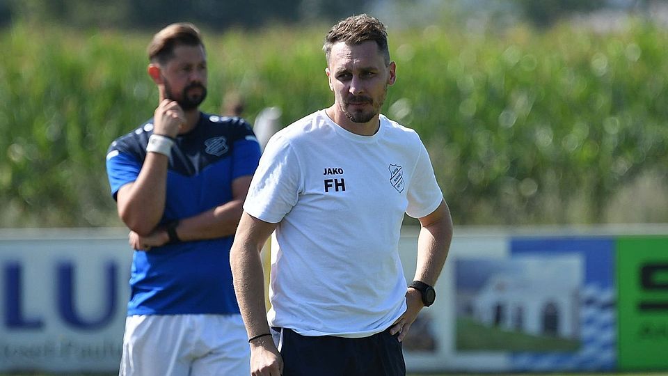 Bilden bei der SpVgg Schirmitz ein gleichberechtigtes Trainer-Tandem: Fabian Hirmer und Markus Peetz (im Hintergrund).