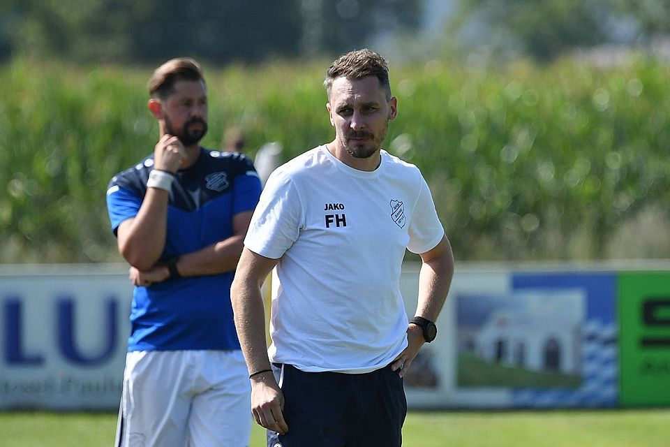 Bilden bei der SpVgg Schirmitz ein gleichberechtigtes Trainer-Tandem: Fabian Hirmer und Markus Peetz (im Hintergrund).
