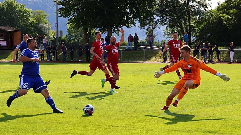 Gegen Marco Herrmann von der SG Nordweil/Wagenstadt (blaues Trikot) macht sich der Stegener Torwart Christoph Löffler groß. FSV-Kapitän Marco Kürner vermutet eine Abseitsposition.