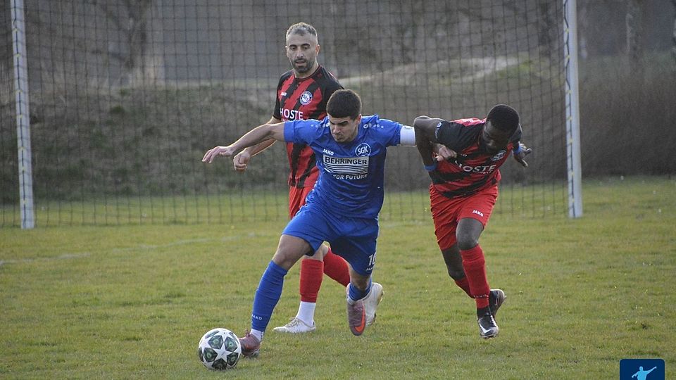 Für die Kirchardter Zweite (blau) wird es diese Runde richtig eng.