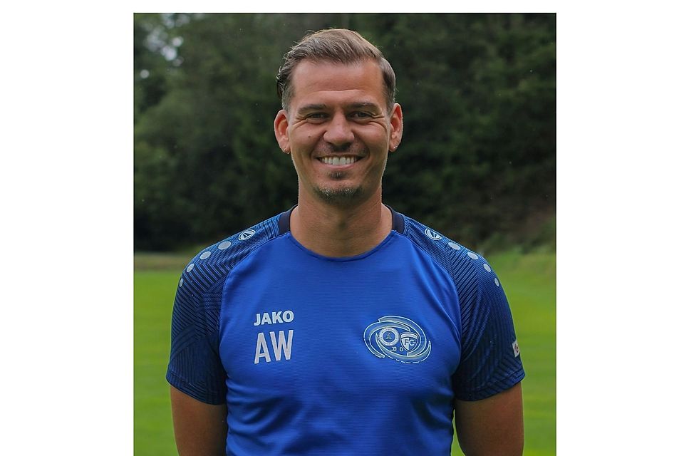 Züschs Spielertrainer Andreas Weber strebt mit seiner Mannschaft einen Platz im oberen Tabellendrittel an. Züschs Spielertrainer Andreas Weber strebt mit seiner Mannschaft einen Platz im oberen Tabellendrittel an.