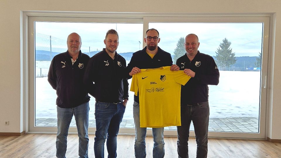 Torsten Bauer (zweiter von rechts) soll die DJK SG Schönbrunn wieder in Spitzenfeld der Kreisklasse Freyung führen 