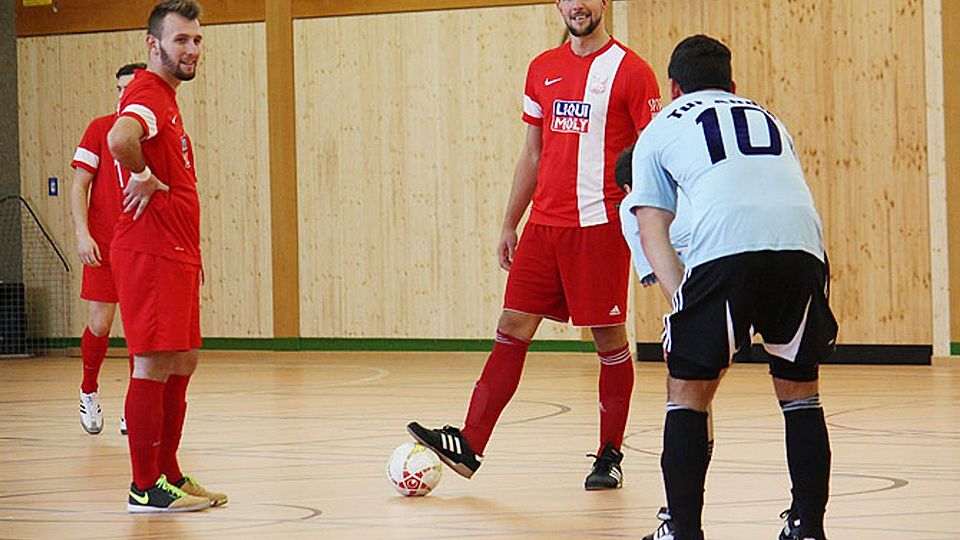 Egal ob Futsal oder Bandenkick - Naim Nimanaj (Mitte) und die DJK SV Ost Memmingen haben zurzeit mächtig Spaß in der Halle.   Archivfoto: Axel Schmidt