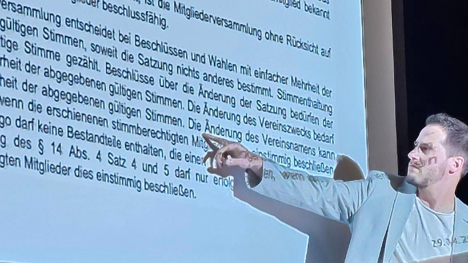 Anstoß einer längeren, lebhaften Diskussion über das „Vogelverbot“ in der Neufassung der FC-Falke-Satzung im Paragrafen 14 (Punkt 4): Falke-Vorsitzender Wolfgang Kirmaier deutet auf die beiden Sätze, die für Unmut unter einigen Mitgliedern gesorgt hatten.