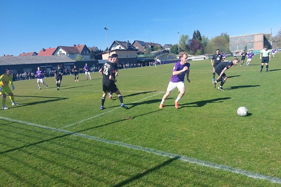 Für den FSV Jägersburg (lila) geht es um den Aufstieg, für die DJK Ballweiler-Wecklingen (schwarz) um den Klassenverbleib