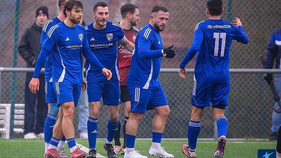 Der ASV Weisendorf (in blau) setzte sich knapp mit 1:0 gegen den TSV Nürnberg-Buch durch.