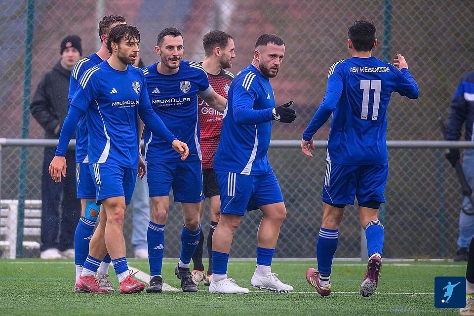 Der ASV Weisendorf (in blau) setzte sich knapp mit 1:0 gegen den TSV Nürnberg-Buch durch.