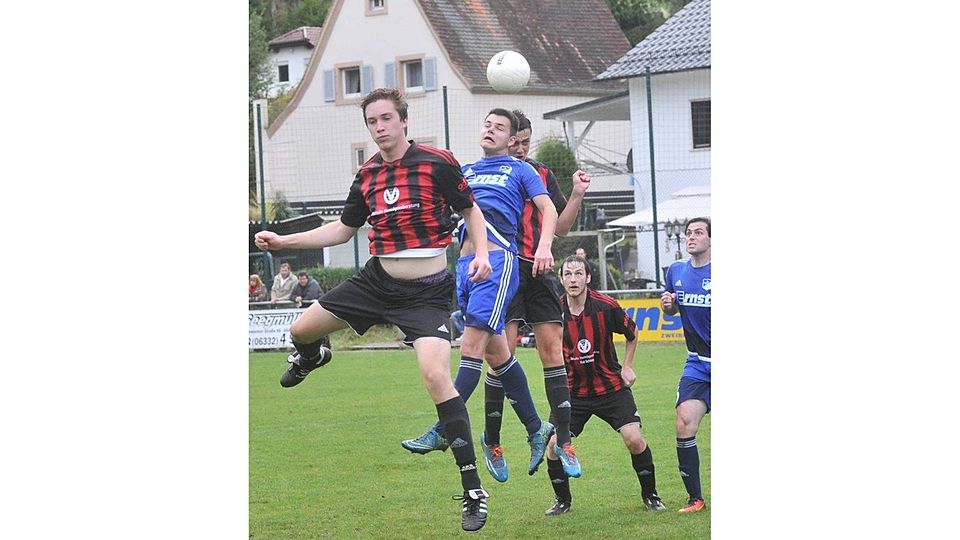 Zur Kerwe in Wattweiler trumpften die Gäste aus Martinshöhe auf. Paul Schommer (vorne) und der köpfende Steffen Theis verfehlten aber das Tor des TuS Wattweiler. Foto: Schwarz