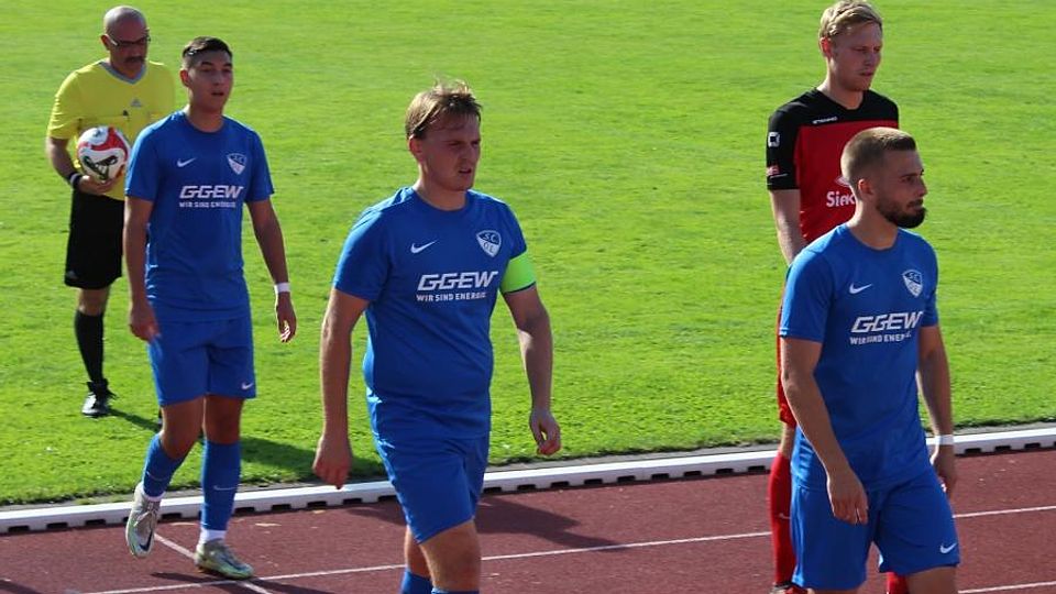 Die Enttäuschung über die Derbyniederlage gegen die Tvgg (in Rot Philipp Dewald) sitzt tief bei den Olympianern (von links) Sascha Lautenbach, Lukas Edam und Markus Gölz.	