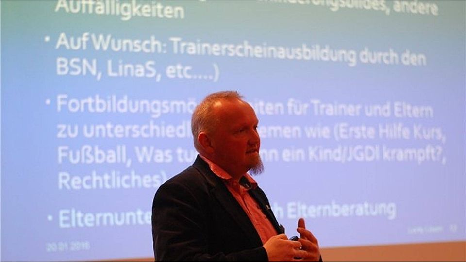 Carsten Hilbers referiert vor Vertretern der Deutschen Fußball-Liga. Foto: Olympia Laxten