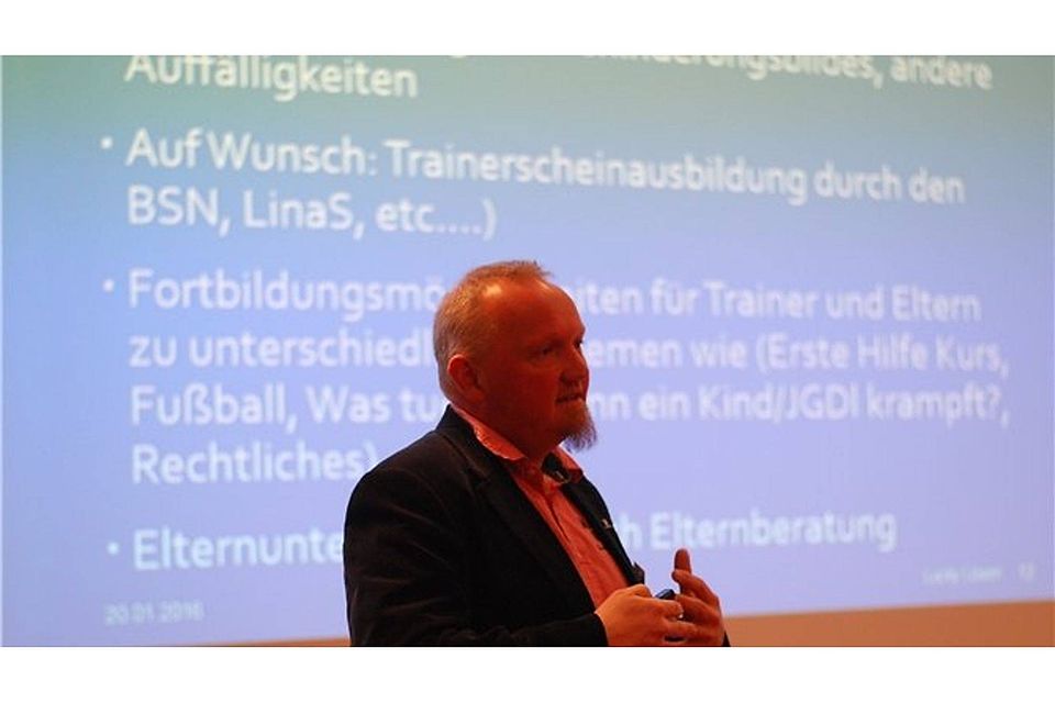 Carsten Hilbers referiert vor Vertretern der Deutschen Fußball-Liga. Foto: Olympia Laxten