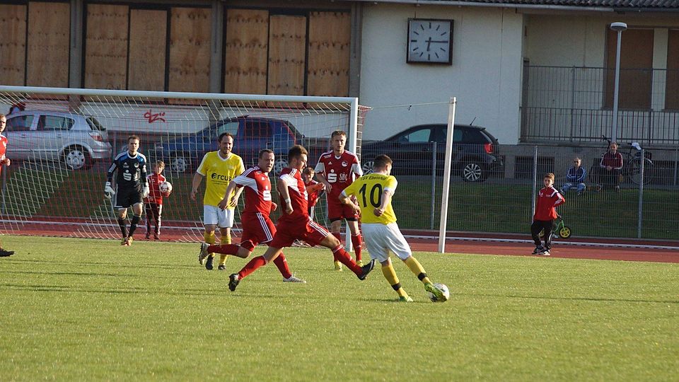 Gegen den FC Coburg fand der TSV Ebensfeld (gelbe Trikots) auch wieder zur offensiven Stärke zurück. Das will die Gunreben-Elf nun gegen Kahl bestätigen. F: Dellert