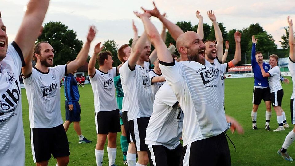 Ließen sich von ihren Fans feiern: Die Spieler des TSV Nandlstadt haben in der Kreisliga eine harte Saison hinter sich. Mit dem klaren 5:0-Sieg in der Relegation sicherte man sich aber den Ligaverbleib.