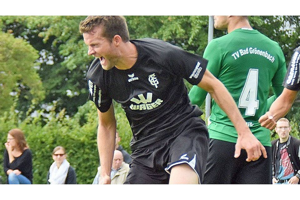 Thomas Schwer bejubelt die Entscheidung: Der spielende Co-Trainer des FC Gundelfingen traf im zweiten Einsatz zum zweiten Mal.  Foto: Walter Brugger
