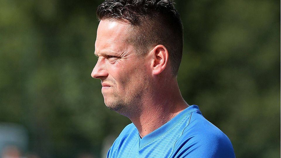 Skeptischer Blick: Christian Scheidies ist kein Trainer mehr bei Landesligist SV Eidinghausen-Werste.