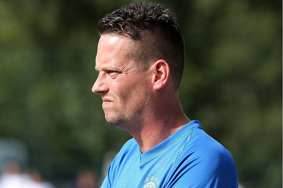 Skeptischer Blick: Christian Scheidies ist kein Trainer mehr bei Landesligist SV Eidinghausen-Werste.
