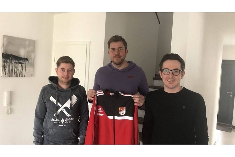 Der sportliche Leiter Daniel Rossa (links) und der 2. Vorsitzende Daniel Lallinger (rechts) begrüßen Neu-Spielertrainer Andreas Rixinger zurück bei seinem Heimatverein.