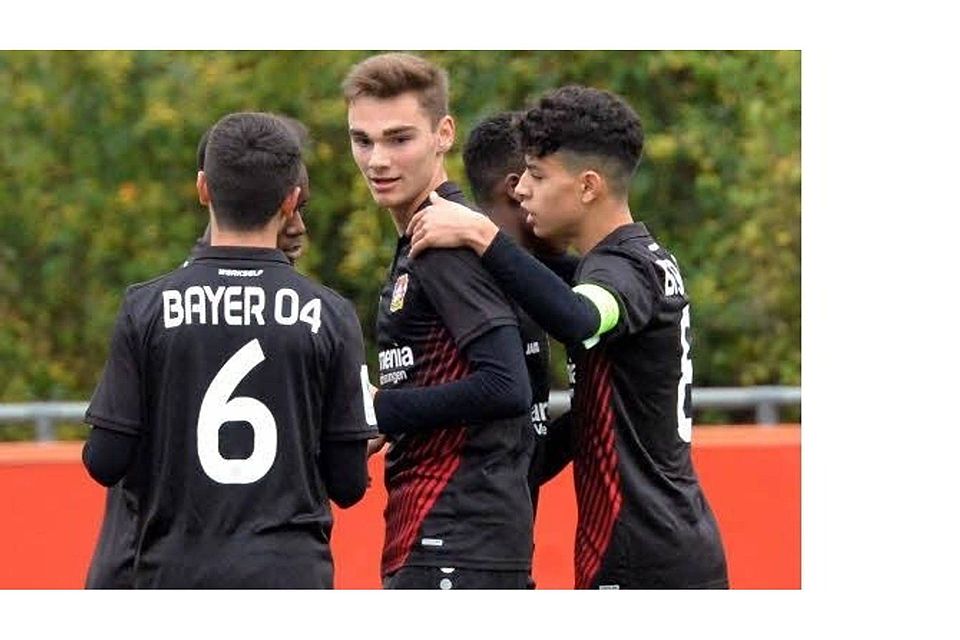 Leverkusens  Torschütze Tim-Luis Giersiefer lässt sich von seinen Teamkollegen beglückwünschen
