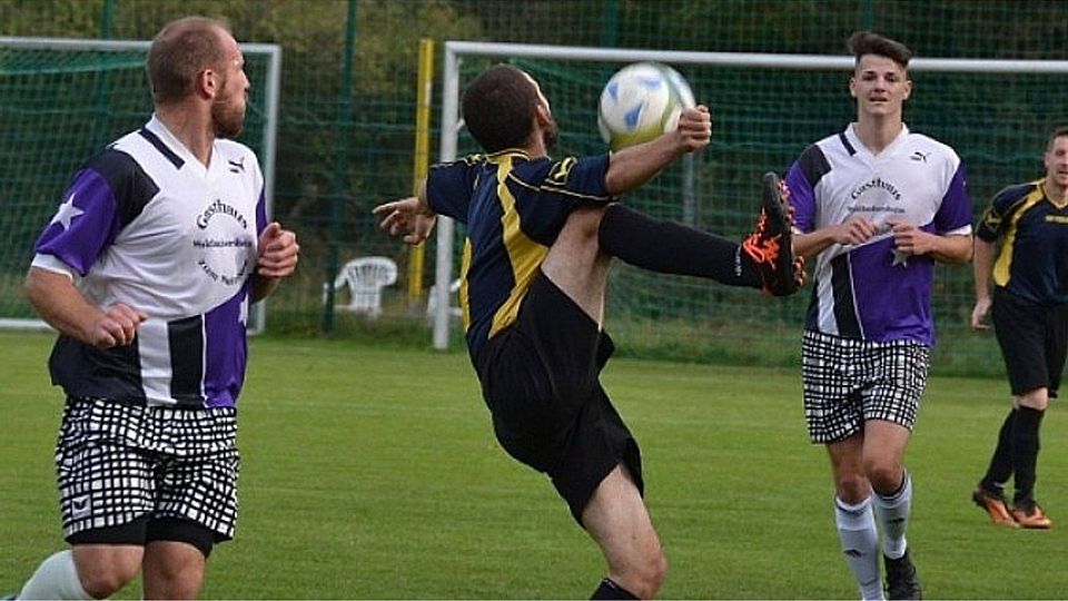 In den Traditionstrikots: Die Waldlaubersheimer (im Achtziger-Style) bezangen die Kickers (um Adem Ramiz) mit 4:1.	Foto: Heidi Sturm