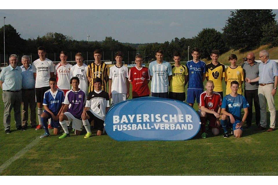 Im Vorfeld des Saisonauftaktspiels zwischen dem SV Hahnbach und dem SV TuS/DJK Grafenwöhr (1:1) liefen Jugendliche in den Trikots der 16 Vereine der Nordgruppe auf.  Foto: Allacher