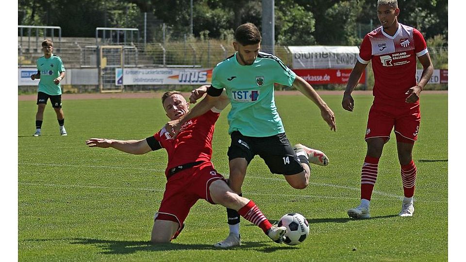 Einwechslung, Tor, Platzverweis: Wormatias Irfan Catovic (mintgrünes Trikot), hier im Heimspiel gegen Diefflens Julian Kern, stand in Eppelborn nur wenige Minuten auf dem Platz.	Foto: Dirigo/pakalski-press