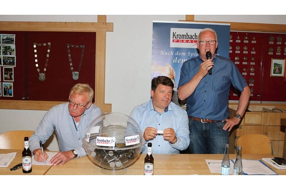 Jens Selter (Mitte) sorgte gestern Abend als ,,Glücksfee" für die Pokal-Kracher am Bieberg zwischen dem FSV Gerlingen und SG Finnentrop/Bamenohl.     Foto: leem