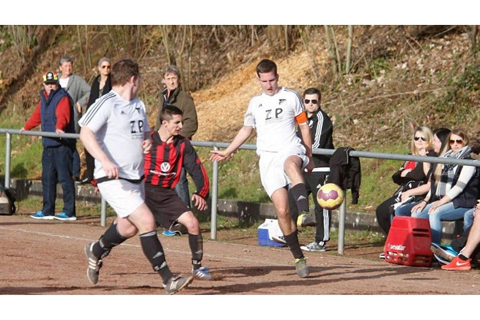 In den Ball fliegt Hornbachs Marcel Neufang. Nach dem 1:1 gegen Martinshöhe geht eds für die SG nun zum SC Stambach. Foto: marco Wille