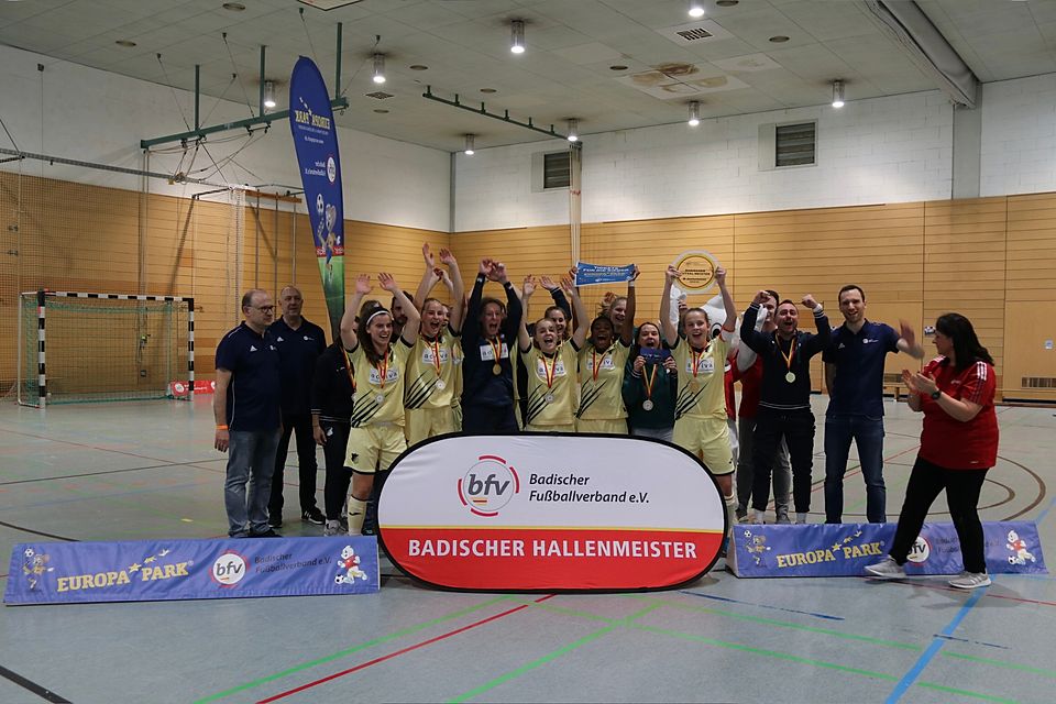 Hoffenheims B-Juniorinnen bejubeln die badische Futsalmeisterschaft.