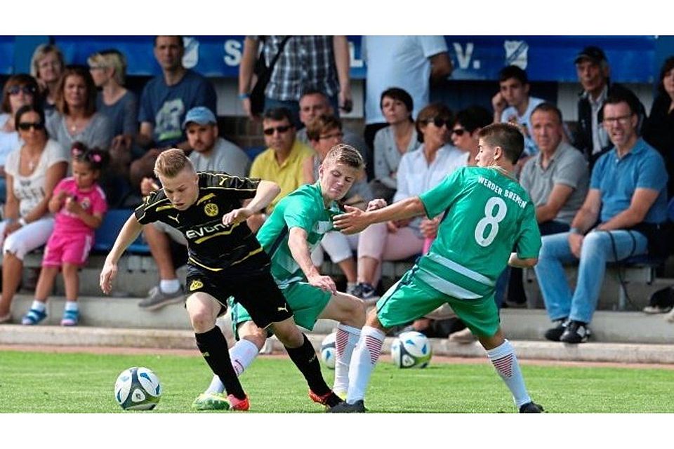 Durchsetzungsvermögen beweist hier ein Talent von Borussia Dortmund im Duell mit Werder Bremen. Fotos: Gelhot