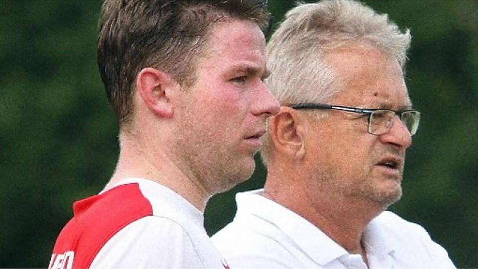 Torschütze mit Trainer: die Waldenbucher Christian Schuldt und Gerry Ott. Yavuz Dural