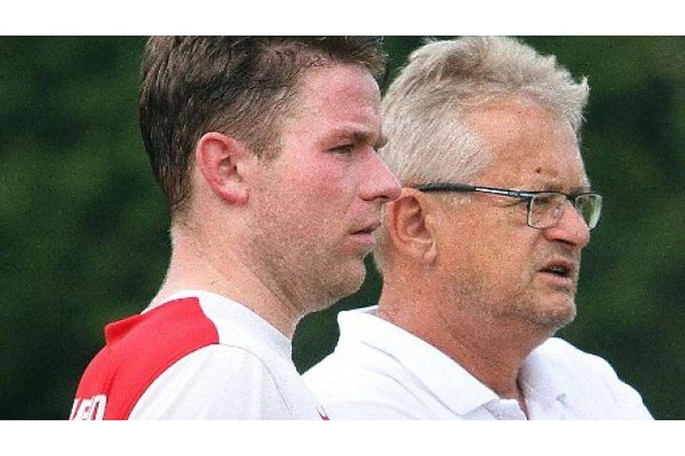 Torschütze mit Trainer: die Waldenbucher Christian Schuldt und Gerry Ott. Yavuz Dural