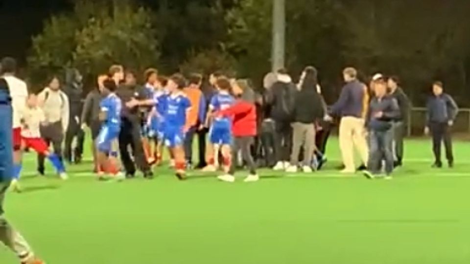 Dutzende Personen fanden sich gegen Ende des Juniorenspiels CSG/Mensdorf - Etzella auf dem Fußballplatz wieder