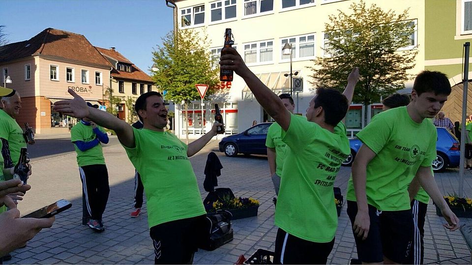 Grund zum Feiern. Nach der geglückten Meisterschaft machten die Spieler vom FC Bad Rodach den Rodacher Marktplatz &quot;unsicher&quot;. Fotos: Privat