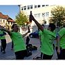 Grund zum Feiern. Nach der geglückten Meisterschaft machten die Spieler vom FC Bad Rodach den Rodacher Marktplatz &quot;unsicher&quot;. Fotos: Privat