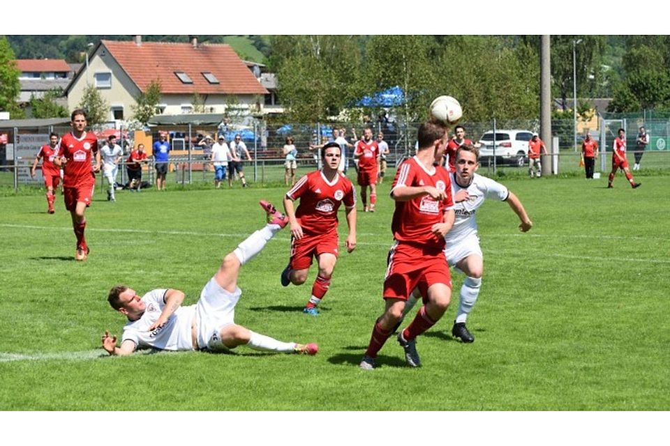 Der FC Oberrot (rote Trikots) bringt vollen Einsatz und kann die Partie gegen Allmersbach auch drehen. Doch letztlich ist das 3:1 nur etwas für die Statistik.  Foto: bu