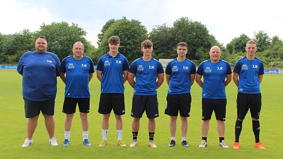 Von links: Abteilungsleiter Ben Scheuerer, Trainer Christian Eglmeier, David Richter, Lothar Dechand, der neue SG-Reserve-Trainer Patrick Iberl, Co-Trainer Christian Effhauser und der spielende Co-Trainer Michael Dechant.