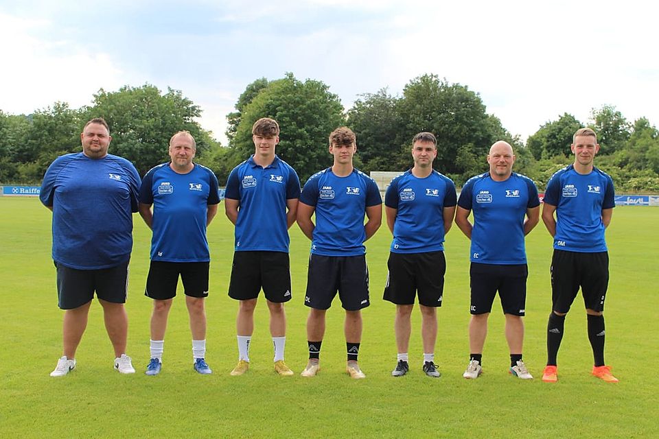 Von links: Abteilungsleiter Ben Scheuerer, Trainer Christian Eglmeier, David Richter, Lothar Dechand, der neue SG-Reserve-Trainer Patrick Iberl, Co-Trainer Christian Effhauser und der spielende Co-Trainer Michael Dechant.