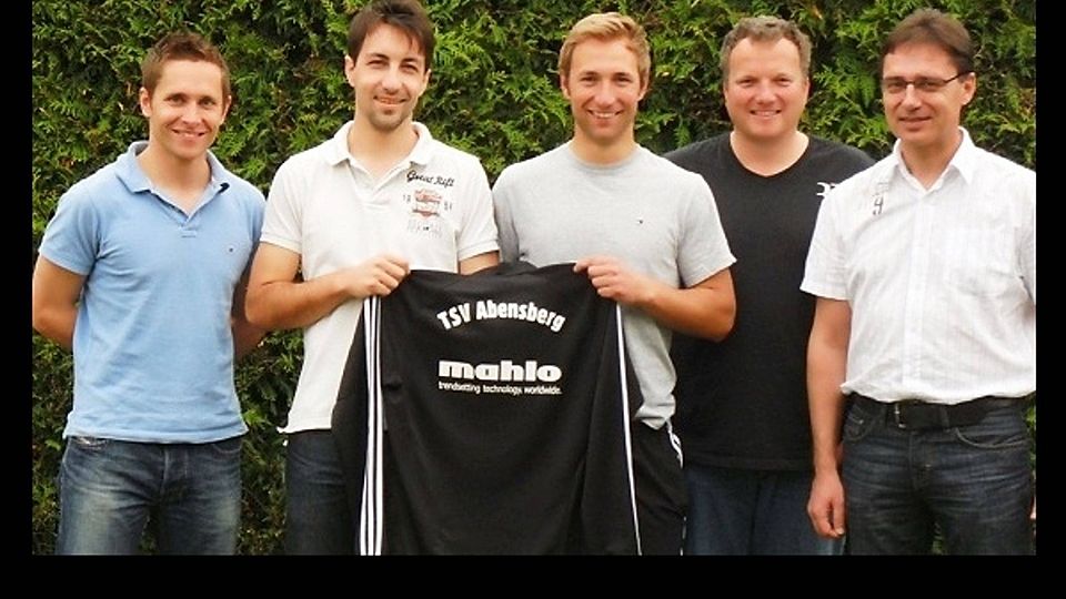 Bastian Schmiofski (2. v.l.) und Max Glamsch (Mitte) mit der Abteilungsleitung. F: TSV