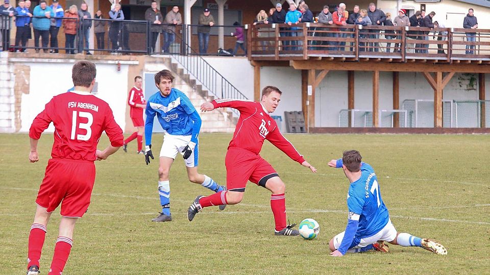 Reingerutscht: Der Guntersblumer Kapitän und Torschütze Marco Lawrenz jagt dem Abenheimer Dennis Riha (Mitte) den Ball ab. 	Foto: Photoagenten/Stumpf