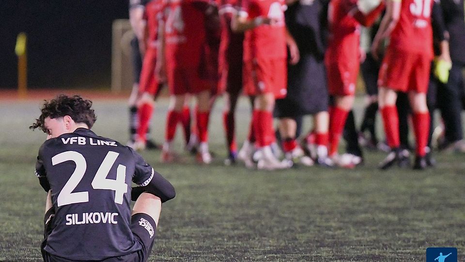Enttäuschung hier, Jubeltraube dort: Linz unterlag der SG Schneifel mit 2:3. 
