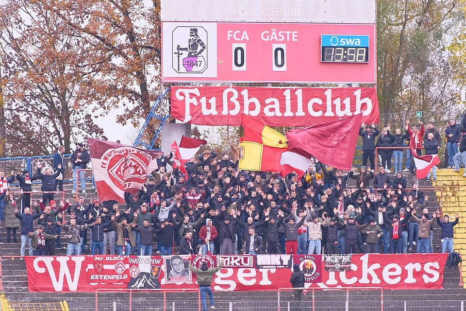Auf stimmgewaltigen Support (wie hier beim Auswärtsspiel bei Schwaben Augsburg) werden die Würzburger Kickers in München erneut verzichten müssen. Auf stimmgewaltigen Support (wie hier beim Auswärtsspiel bei Schwaben Augsburg) werden die Würzburger Kickers in München erneut verzichten müssen.
