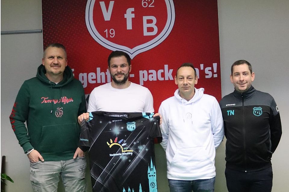 Der Neu-Straubinger Valentin Kainz (zweiter von links) mit den VfB-Funktionären Tom Gabler (li.), Tobias Nagl (re.) und Andreas Sxhreiner 