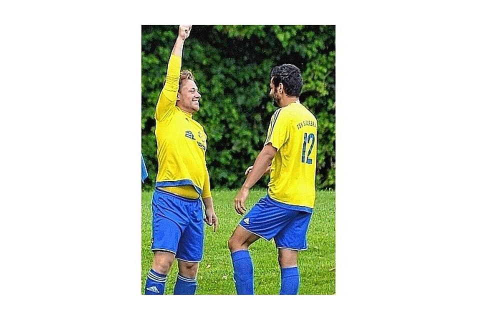 Patrik Seel: Wenn er spielt, dann trifft er meistens. Mannschaftskamerad  Alaa  Alwan  (re.)  freut sich mit. Foto: Sieg