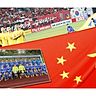 Fußball ist in China eine beliebte Sportart: Das Land will sich in der Fifa-Rangliste verbessern – und investiert deshalb kräftig in die Nachwuchsförderung. Dazu gehört auch, Mannschaften wie die U15 des FV Illertissen (kleines Bild) einzuladen. 	F.: Jeon Heon-Kyun, dpa / FVI